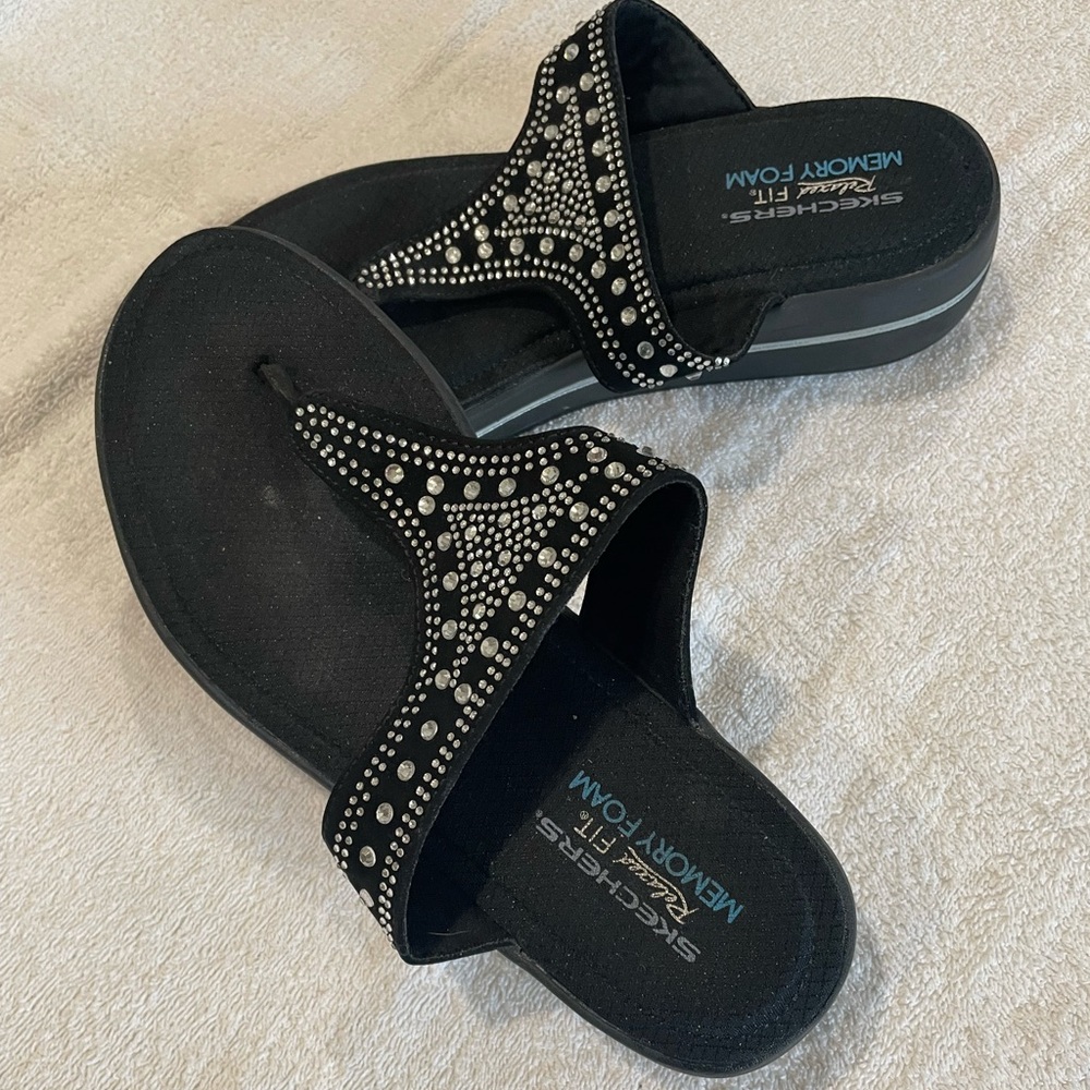 Skechers size 8 black and rhinestone flip flops